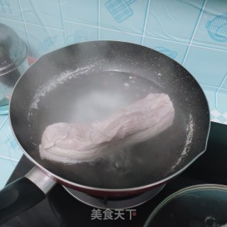 五花肉卤豆皮步骤1