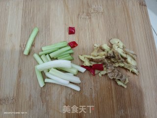 干焖鱼块步骤1