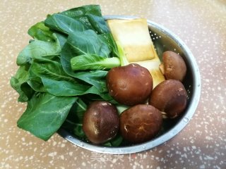 香菇青菜炒豆干步骤1