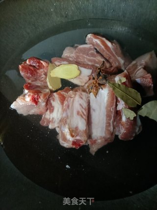 电饭煲腐乳排骨步骤1