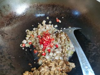 肉末白四季豆炒白辣椒步骤5