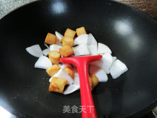 干贝烧煮萝卜青菜步骤2