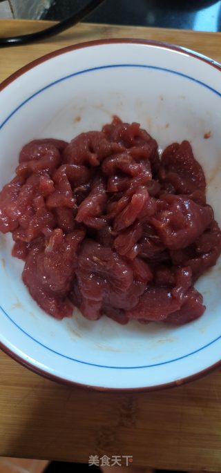 牛肉炒白洋葱步骤1
