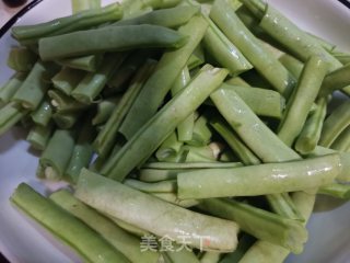 干煸四季豆烧肉步骤1