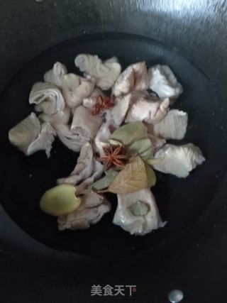 双椒炒肥肠步骤2 双椒炒肥肠步骤2