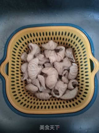 双椒炒肥肠步骤5 双椒炒肥肠步骤5