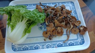 极简不失美味——榛蘑炒奶白菜步骤1