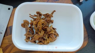 极简不失美味——榛蘑炒奶白菜步骤3