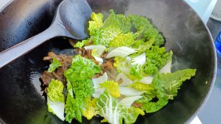 极简不失美味——榛蘑炒奶白菜步骤7