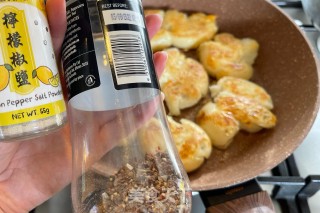 黑椒盐煎土豆步骤4