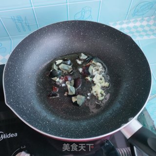 松花蛋炒茼蒿杆步骤3