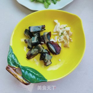 松花蛋炒茼蒿杆步骤2