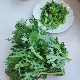 松花蛋炒茼蒿杆步骤1