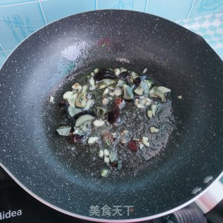 松花蛋炒茼蒿杆步骤4