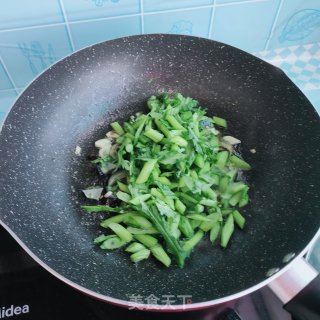 松花蛋炒茼蒿杆步骤5