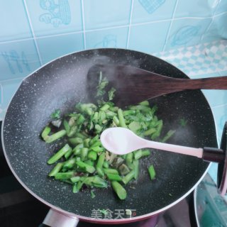 松花蛋炒茼蒿杆步骤6
