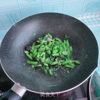 松花蛋炒茼蒿杆步骤7
