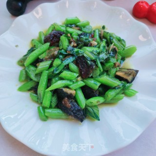 松花蛋炒茼蒿杆步骤9