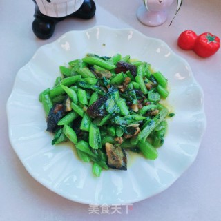 松花蛋炒茼蒿杆步骤8