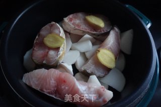 萝卜炖鱼步骤4