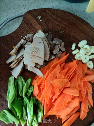 青椒胡萝卜炒卤猪肉步骤1
