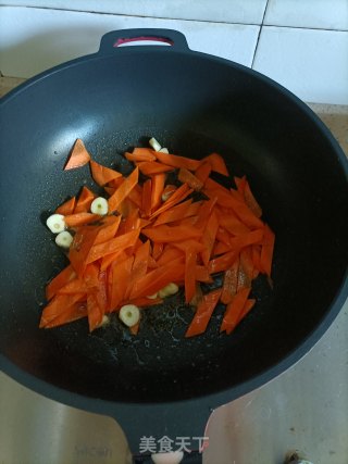 青椒胡萝卜炒卤猪肉步骤2