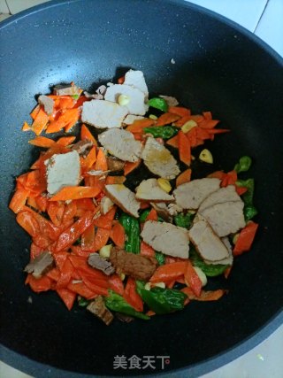 青椒胡萝卜炒卤猪肉步骤4