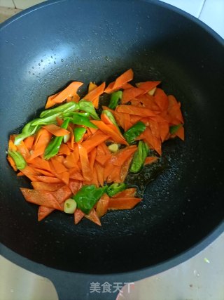 青椒胡萝卜炒卤猪肉步骤3