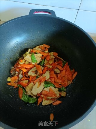 青椒胡萝卜炒卤猪肉步骤5