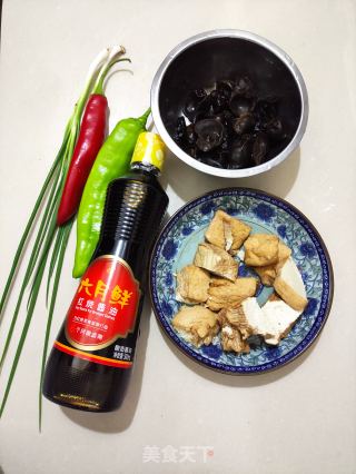 双椒炒油豆腐步骤1 双椒炒油豆腐步骤1