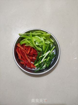 双椒炒油豆腐步骤2 双椒炒油豆腐步骤2