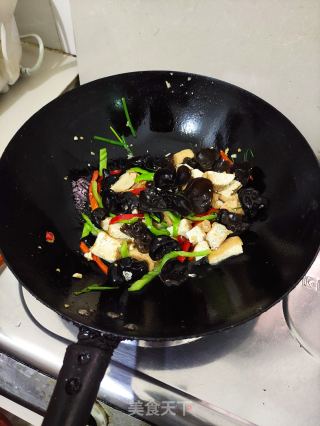 双椒炒油豆腐步骤8 双椒炒油豆腐步骤8