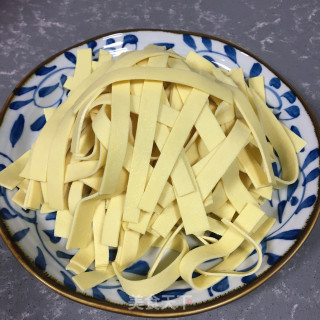 油渣青蒜炒豆皮步骤1 油渣青蒜炒豆皮步骤1