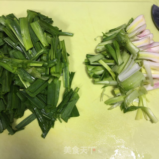 油渣青蒜炒豆皮步骤4 油渣青蒜炒豆皮步骤4