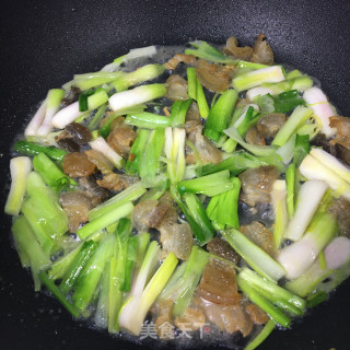 油渣青蒜炒豆皮步骤6 油渣青蒜炒豆皮步骤6