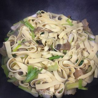 油渣青蒜炒豆皮步骤7 油渣青蒜炒豆皮步骤7