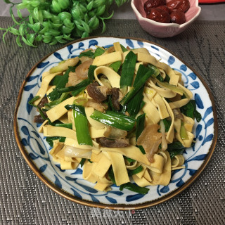 油渣青蒜炒豆皮步骤10 油渣青蒜炒豆皮步骤10