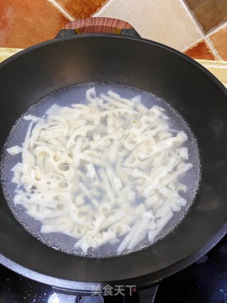 韭菜炒莲藕丝步骤2