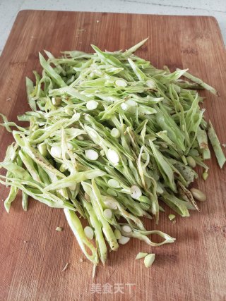 梅豆炒白萝卜丝步骤1