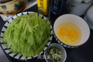 藤椒莴笋炒蛋步骤1