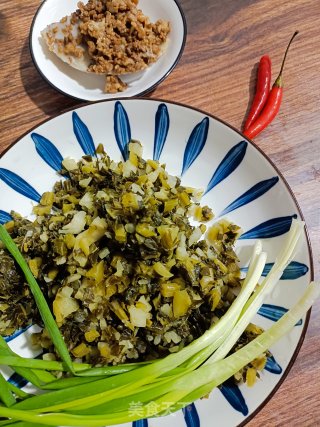 肉末炒酸菜步骤1