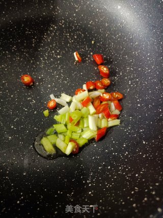 肉末炒酸菜步骤2