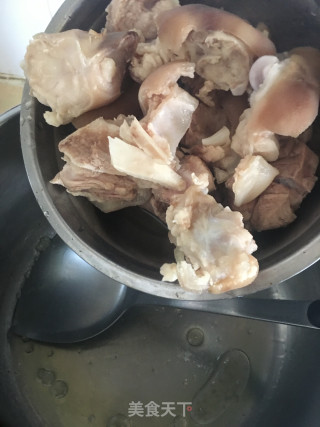 花菇腐竹焖猪手步骤4