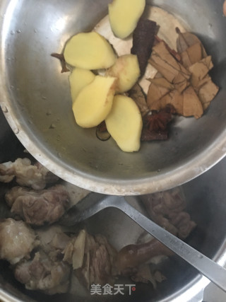 花菇腐竹焖猪手步骤5