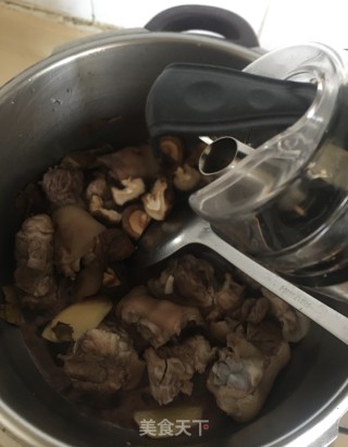 花菇腐竹焖猪手步骤8