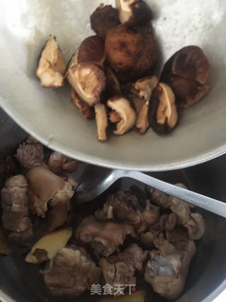 花菇腐竹焖猪手步骤7