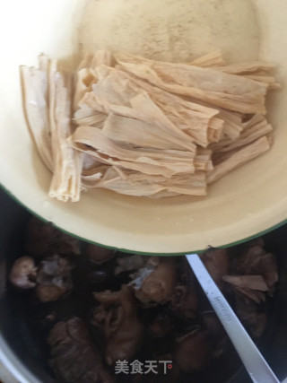 花菇腐竹焖猪手步骤9