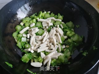 芥菜炒豆腐步骤4