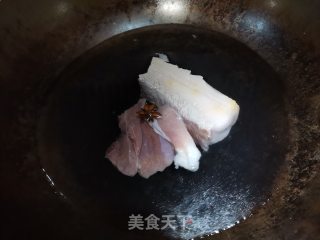 回锅肉炒辣椒步骤1