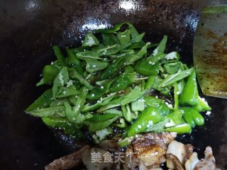 回锅肉炒辣椒步骤6